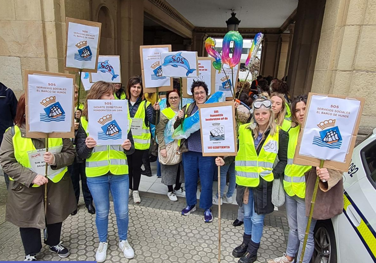 Una de las protestas de las funcionarias en las puertas del Ayuntamiento