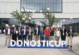 Autoridades, organizadores y patrocinadores posan en el centro que Orona tiene en Galarreta donde se celebró ayer la presentación oficial del torneo.