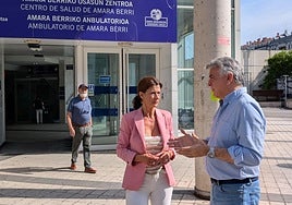 Javier de Andrés y Laura Garrido en el centro de salud de San Sebastián de Amara Berri.