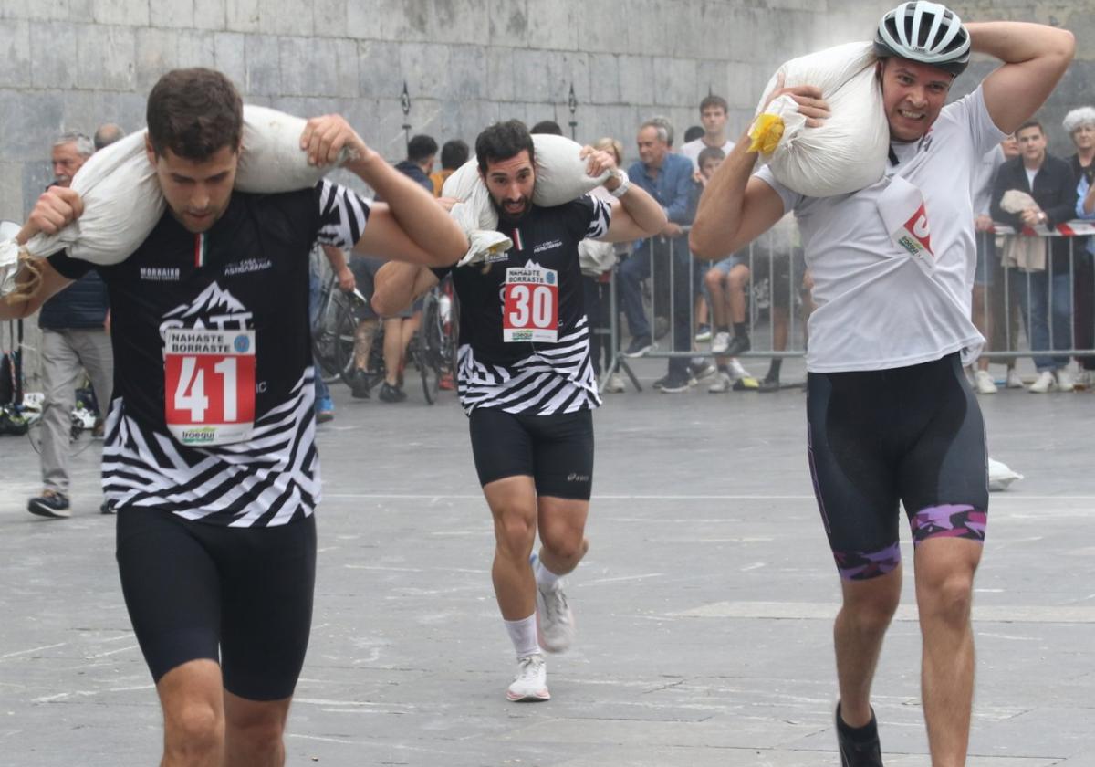 Participantes en la prueba del pasado año, con el saco a la espalda.