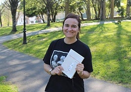 Itsaso Garzón con su obra 'Argi Izpien aukerak'.