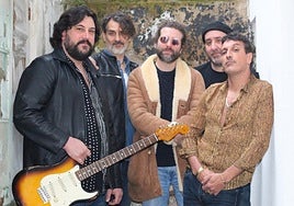 Ibai García, guitarra en mano, con el resto de integrantes que forman el quinteto que actuará en el Triángulo.