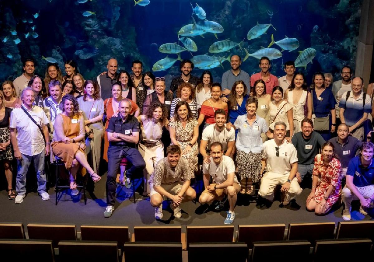 Estudiantes del grado de Comunicación de Deusto de diferentes promociones, en el auditorio del Aquarium.