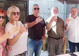 70 lagun inguru elkartu ziren sagardo dastaketan eta mokadutik mokadura, tartean, topa egiteko aukera izan zuten .