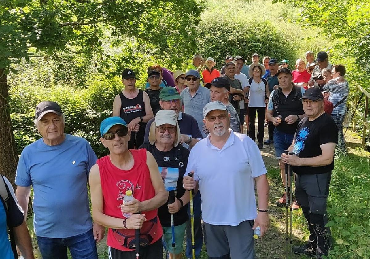 Participantes en la salida montañera por la villa de jubilados de Errenteria, Legazpi y Bergara.