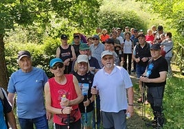 Participantes en la salida montañera por la villa de jubilados de Errenteria, Legazpi y Bergara.