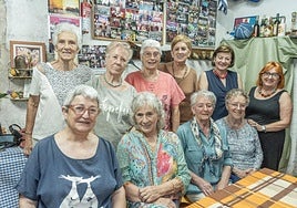 La mayoría de 'Las cCicas de Oro' en su txoko en el callejón de Santa Ana.