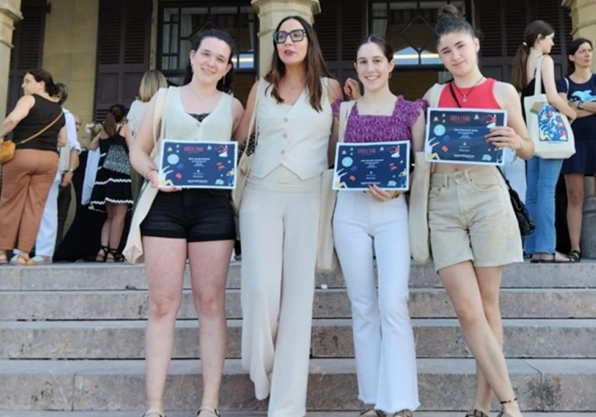 Las premiadas junto a Begoña Pedrosa en el Palacio Miramar.
