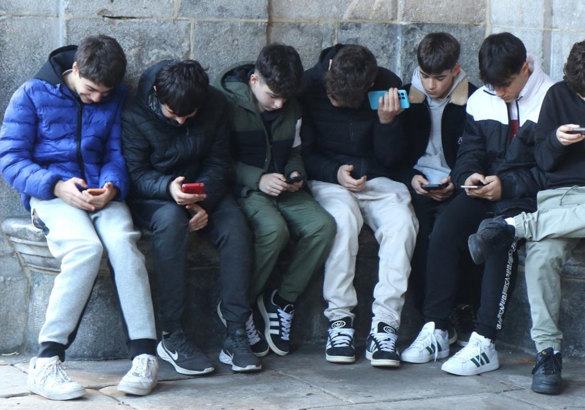 Varios menores juegan con sus teléfonos móviles en un municipio de Debabarrena.