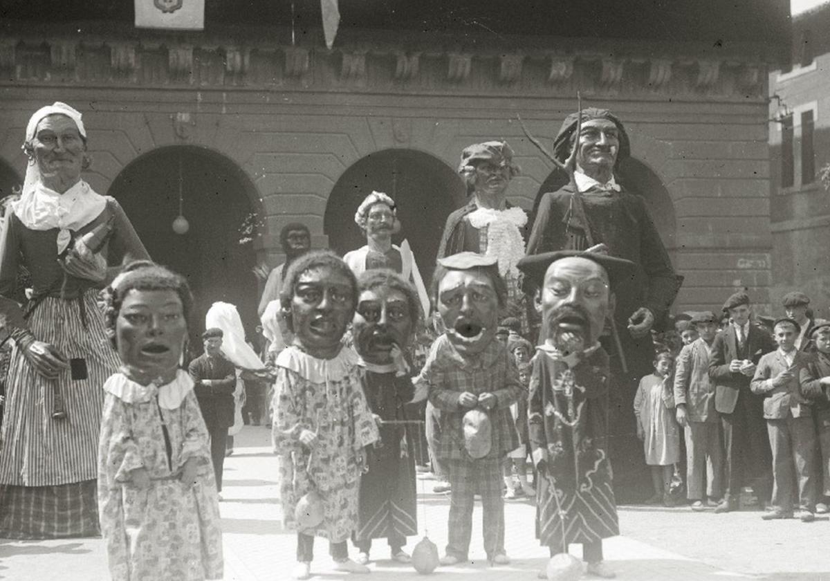 Fotografía del día de San Pedro de 1925, cuando gigantes y cabezudos desfilaron junto a la Corporación.