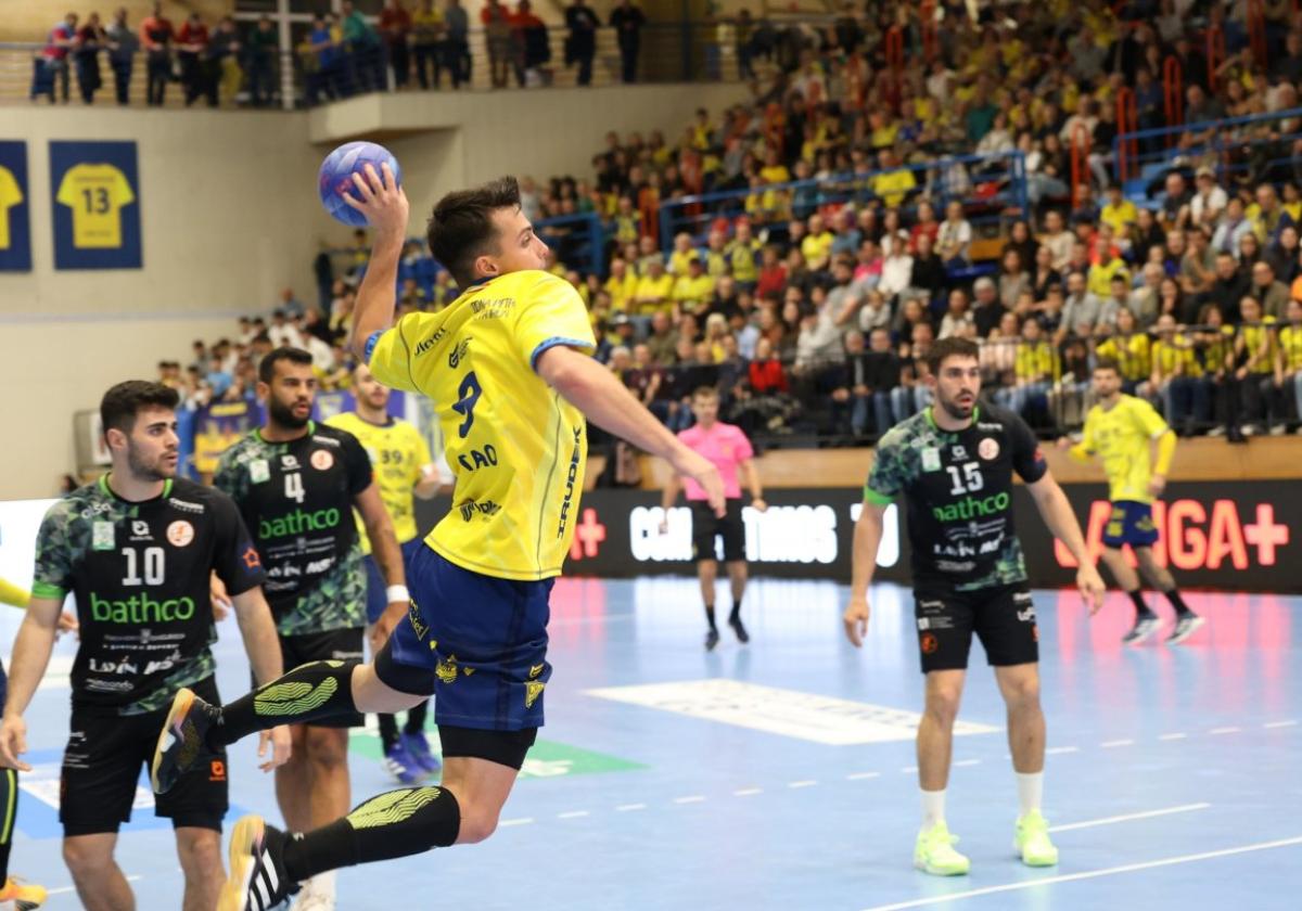 Los partidos ante el Torrelavega (en la imagen) y contra el Barça fueron los que más espectadores llevaron a Artaleku.