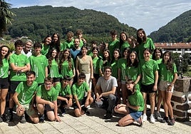 Los jóvenes que esta semana participan en el primer campamento en Doneztebe.