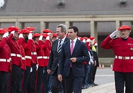 Imanol Pradales y Bingen Zupiria, en un acto de la Ertzaintza.
