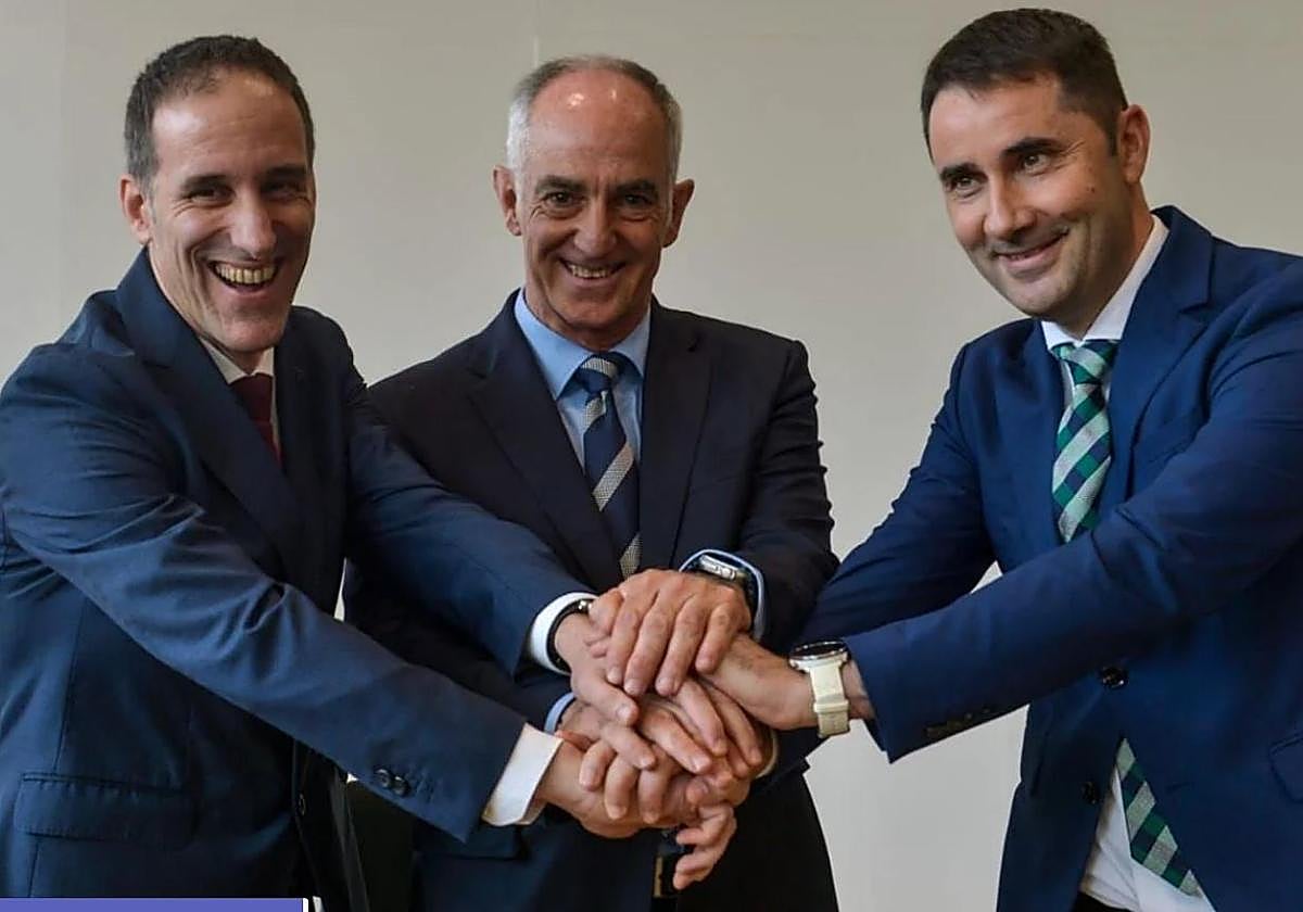 El persidente de Mondragon, Pello Rodríguez, el CEO y presidente de Arteche, Alex Artetxe, y el director general de Ikerlan, Jon Etxebarria.