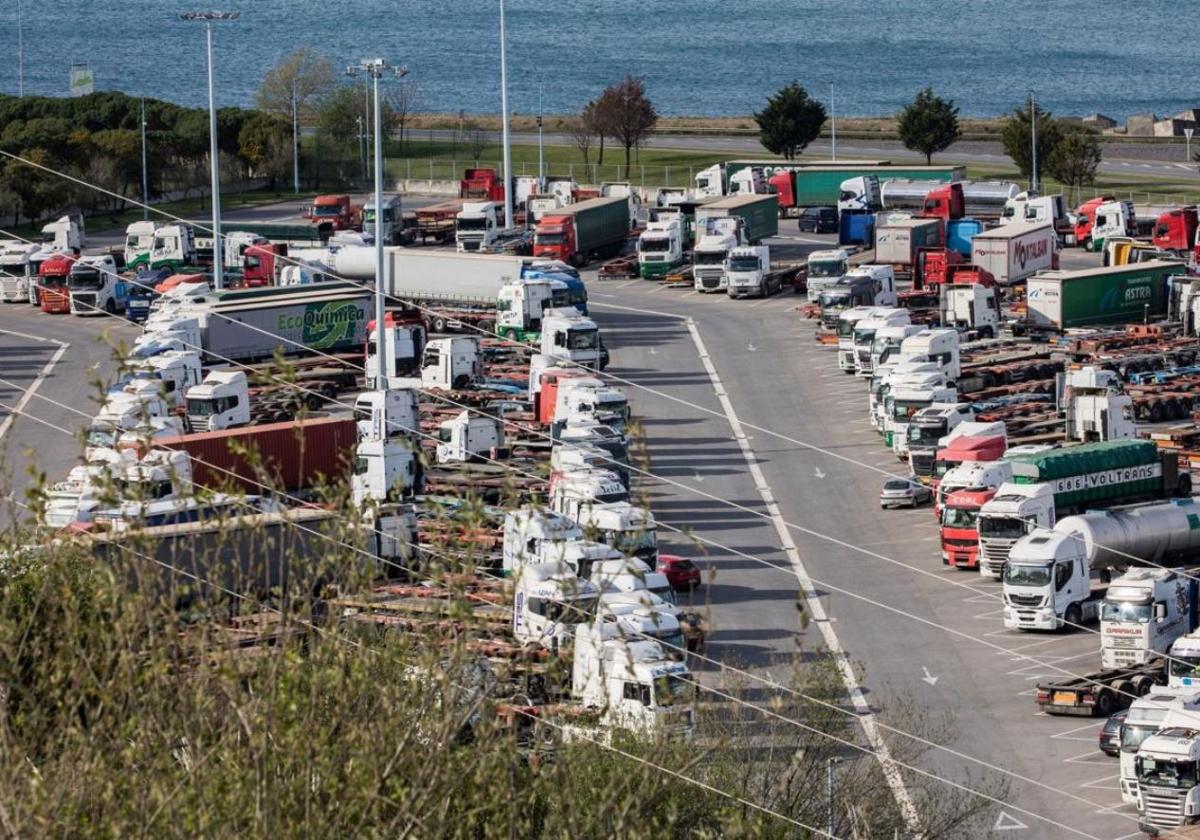 Vista de las instalaciones portuarias de Zierbena, donde fue detenida la camionera, que estaba aparentemente desorientada, aspecto desaliñado y sin calzado.