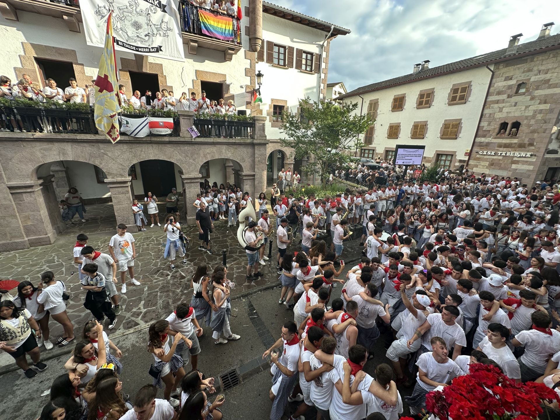 Erreka y Doneztebe Futbol Taldea lanzan el txupinazo en Doneztebe