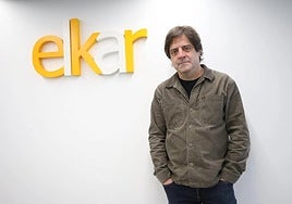 Josu Goikoetxea, Elkarreko Adunako egoitzan, beka jaso zuela jakinarazteko prentsaurrekoan.