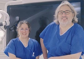 La Dra. Gisela Flores, cardióloga intervencionista, y el Dr. Ramiro Trillo, jefe del servicio de cardiología intervencionista, en el nuevo quirófano híbrido de Policlínica Gipuzkoa, el primero de estas características en nuestra comunidad.