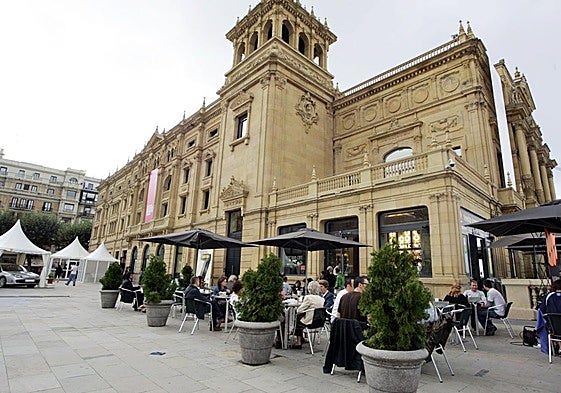 Exterior de la cafetería y discoteca del Victoria Eugenia de Donostia.