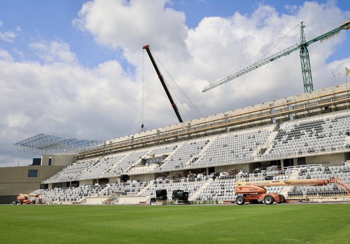 Fotos de las obras e infografías del nuevo estadio donde jugará sus partidos el Sanse y la Real Sociedad femenina.