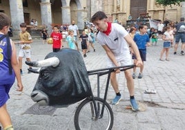 Un chaval intenta evitar la embestida de uno de los 'toros' en el encierro txiki que se llevó a cabo por primera vez en sanjuanes.