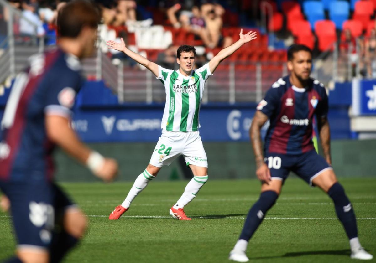 Magunazelaia jugando con el Córdoba en Ipurua.