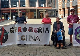 Erromeria Egunaren egitaraua aurkeztu zuten Ereintza Dantza Taldeko eta Udaleko ordezkariek.