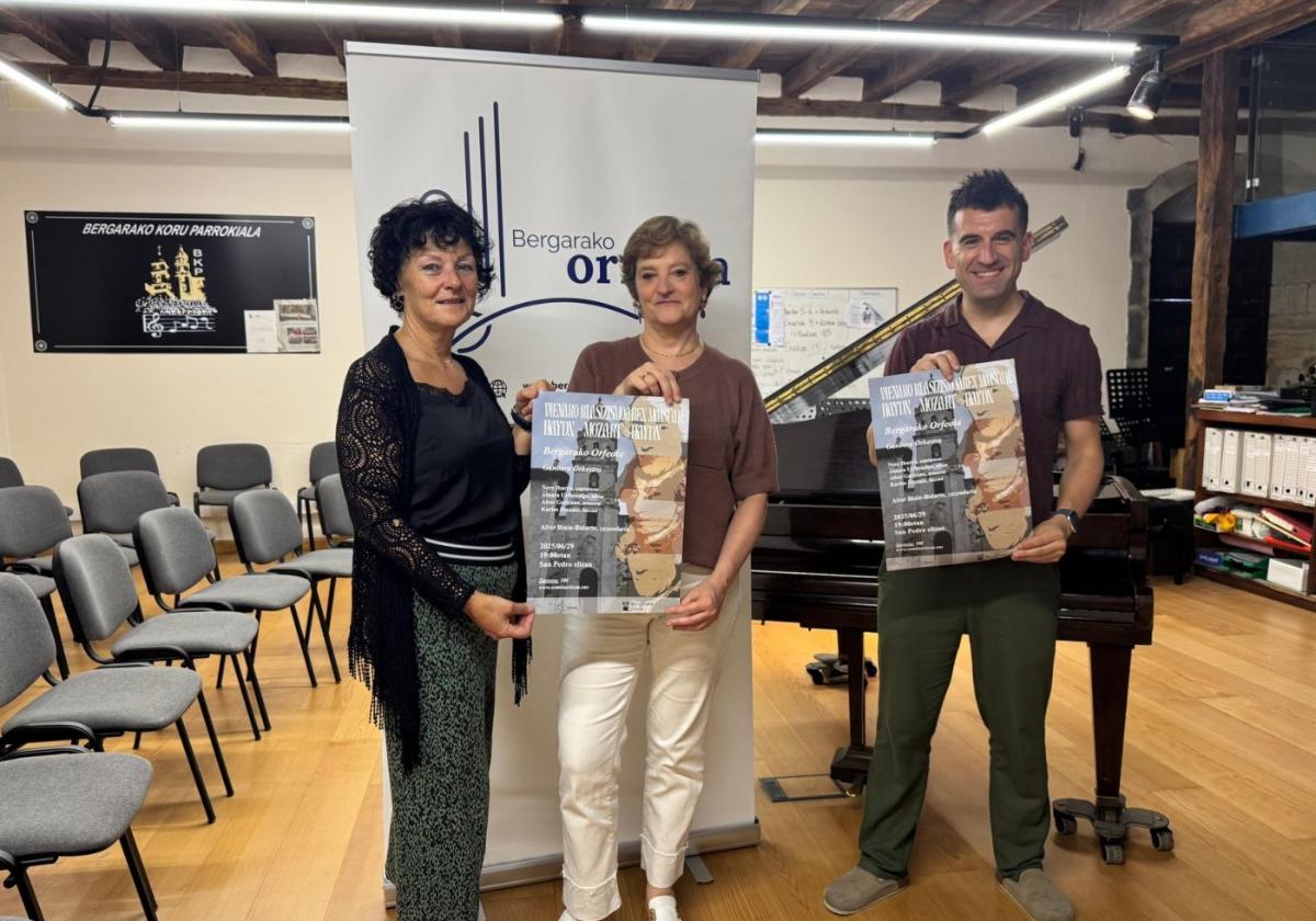 El director Biain acompañado de cantoras de la directiva del Orfeón en la presentación del programa.