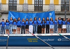 Cuerpo técnico, médico del club y la plantilla de remeras que bogarán para conseguir las dieciséis regatas a disputar en la Liga Euskotren.