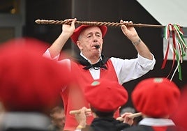 Joxe Mari Zubimendi dirigiendo al grupo de tambores.