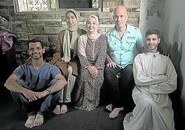 Kayed y su familia en Amán, la capital jordana, donde hicieron escala antes de emprender vuelo a España.