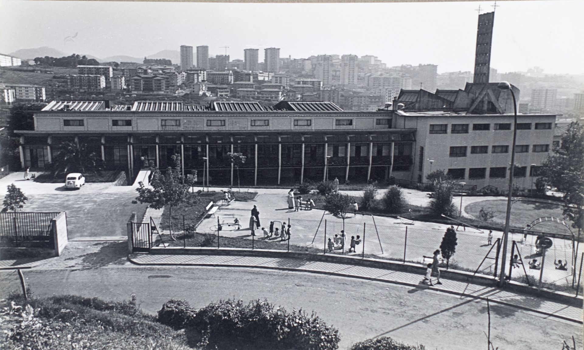 Imagen secundaria 1 - El edificio, recién terminado en la década de 1970. En su entorno inmediato se ven los solares sin edificar. Dos décadas después, las viviendas lo rodeaban por completo.