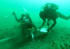 Los submarinistas durante su hallazgo.
