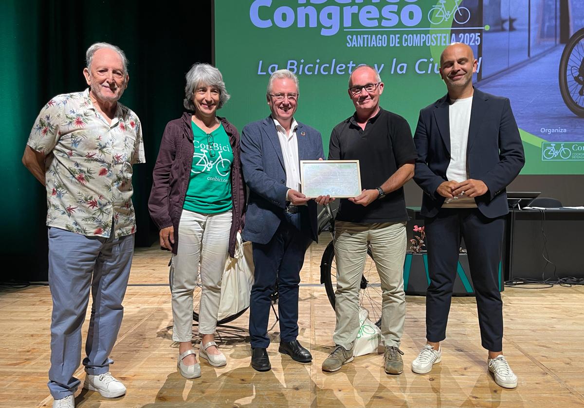 José Ignacio Asensio recoge en Santiago de Compostela el testigo para organizar en Gipuzkoa la próxima edición del congreso 'La bicicleta y la Ciudad'.