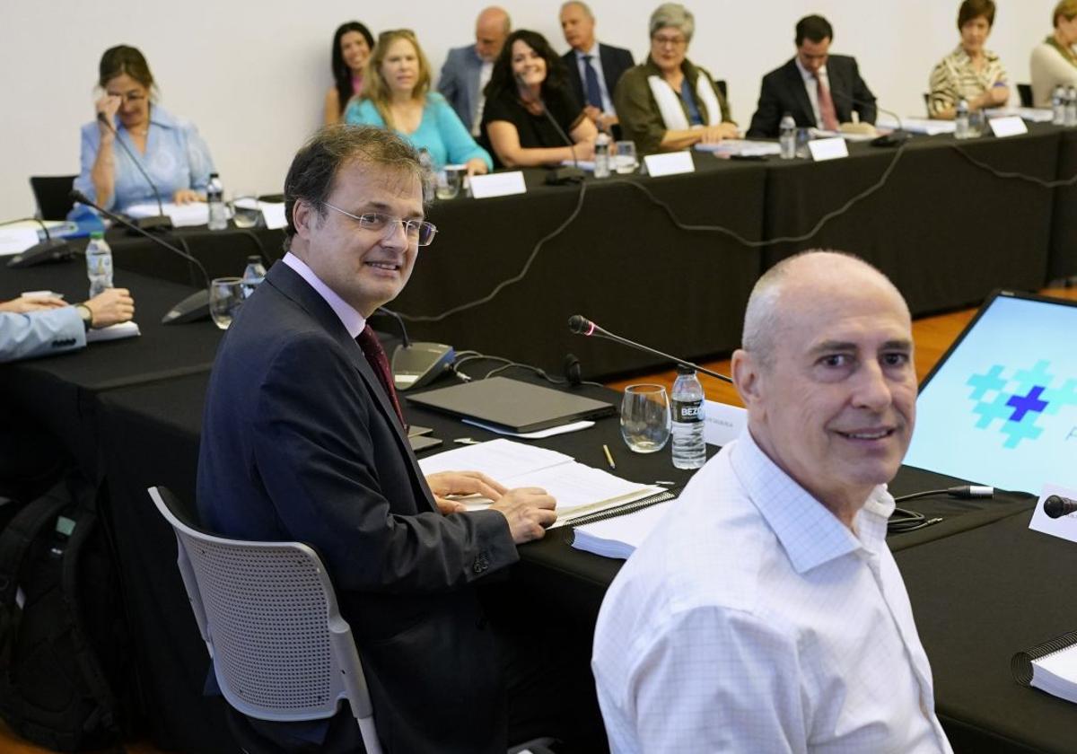 El consejero de Salud, Alberto Martínez, al inicio de la reunión del Pacto de Salud este viernes.