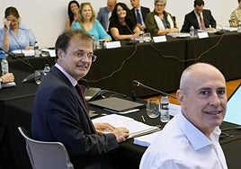 El consejero de Salud, Alberto Martínez, al inicio de la reunión del Pacto de Salud este viernes.