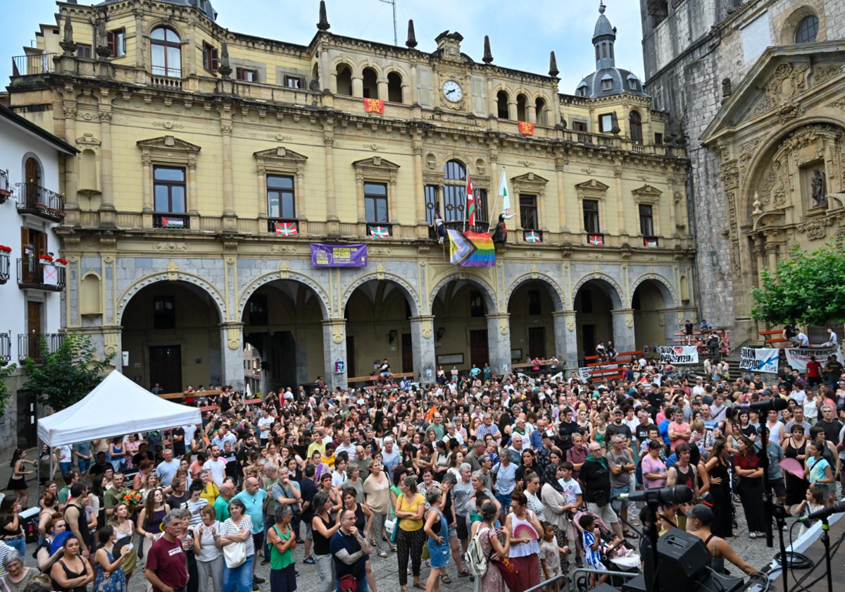 Cientos de personas participaron en Hernani en la convocatoria de condena por las «agresiones racistas» que se produjeron el lunes.