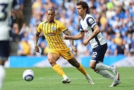 Igor Julio trata de robar un balón ante el Fulham