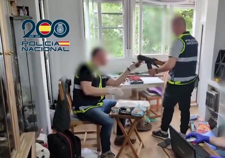Un detenido en Coslada tenía en su casa nueve armas de fuego (largas, cortas y de guerra) así como gran cantidad de munición.