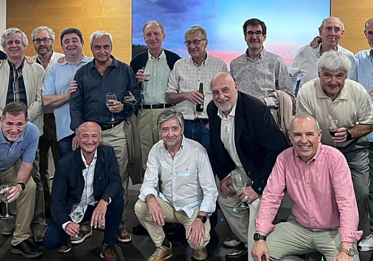 Foto del encuentro que tuvo lugar hace días. Celebraron los 50 años desde que dejaron el colegio Marianistas, hoy Aldapeta Maria Ikastetxea.