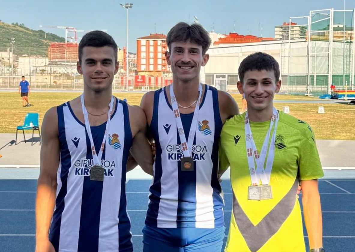 Larrauri, Calbano y Trecet posan con sus medallas de los 100 metros.