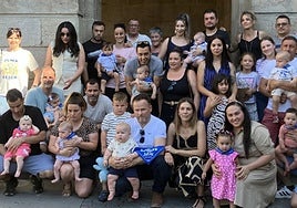 Las fiestas se inauguraron ayer con la tradicional foto al Atsolorra de los nacidos en 2024 y sus familias.