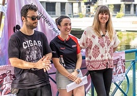 La presentación de la Ikurriña se celebró junto al río Oiartzun.