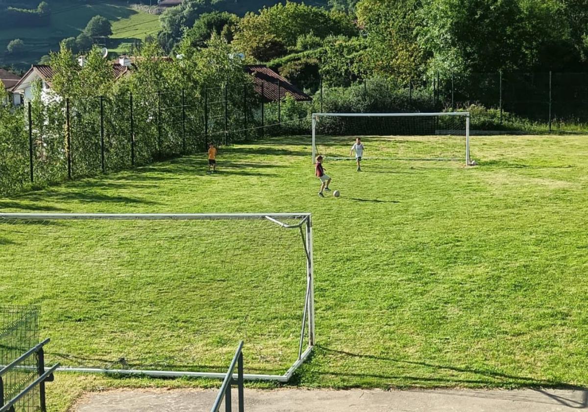 Ostatuaren behekaldeko futbol zelaian jokatuko dira partidu guztiak.