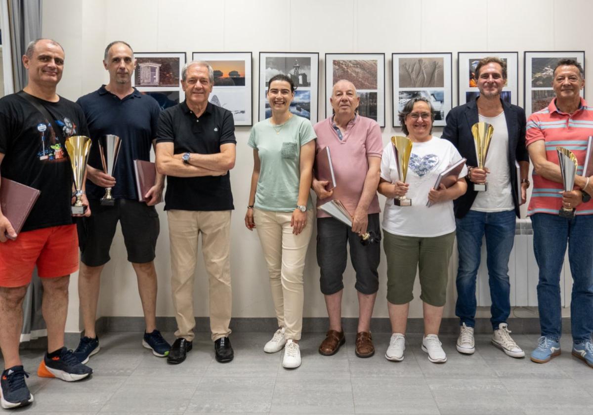Los premiados junto a la delegada de Cultura, Nuria Alzaga, y el presidente de AFI, Gerardo García.