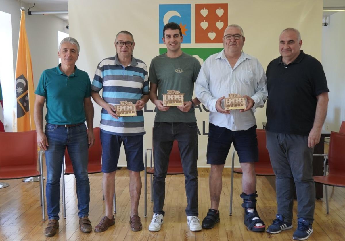 Los homenajeados y representantes del Ayuntamiento posan para la foto tras la entrega de las placas.