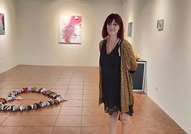 La artista al pie de su exposición en Juan de Lizarazu.