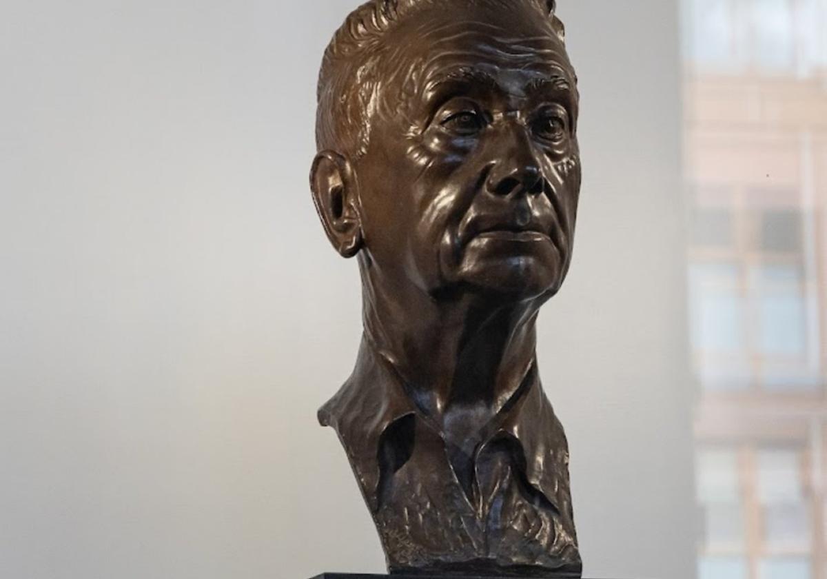 Busto de Bernardo Ezenarro, principal impulsor de la FP en Elgoibar.