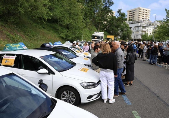 Representantes de autoescuelas guipuzcoanas, reunidos en Donostia.
