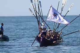 La tripulación de La Sotera iza los remos en señal de victoria, ayer en sanJuan de Luz.